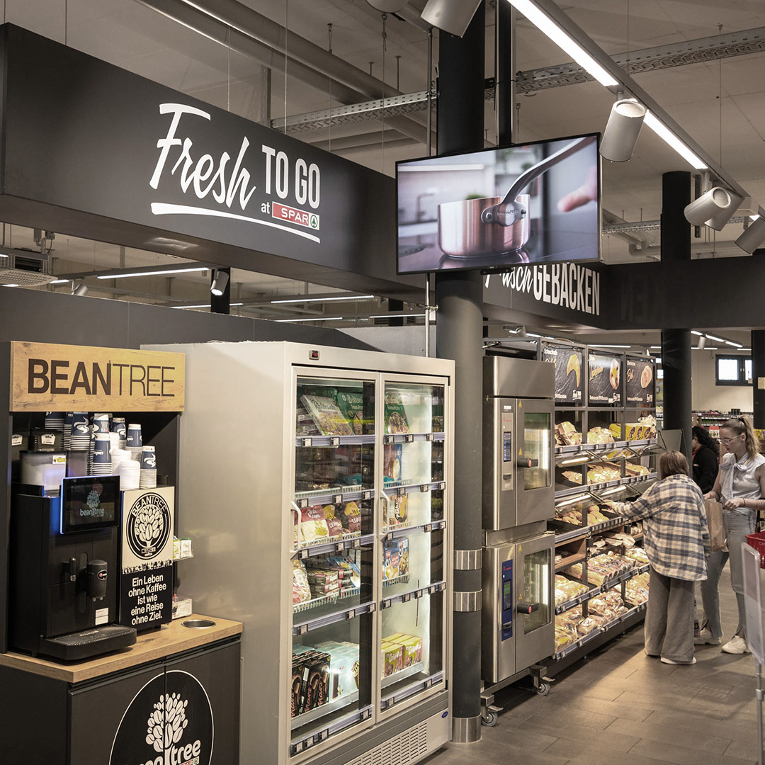 SPAR-Werbescreen mit Kirschen-Promotion im Supermarkt