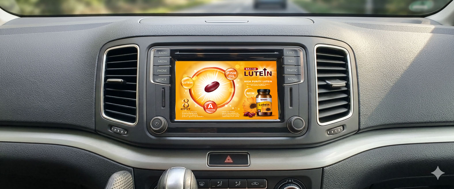 DAB+ In-Car Ad auf dem Radiodisplay im Fahrzeug-Cockpit