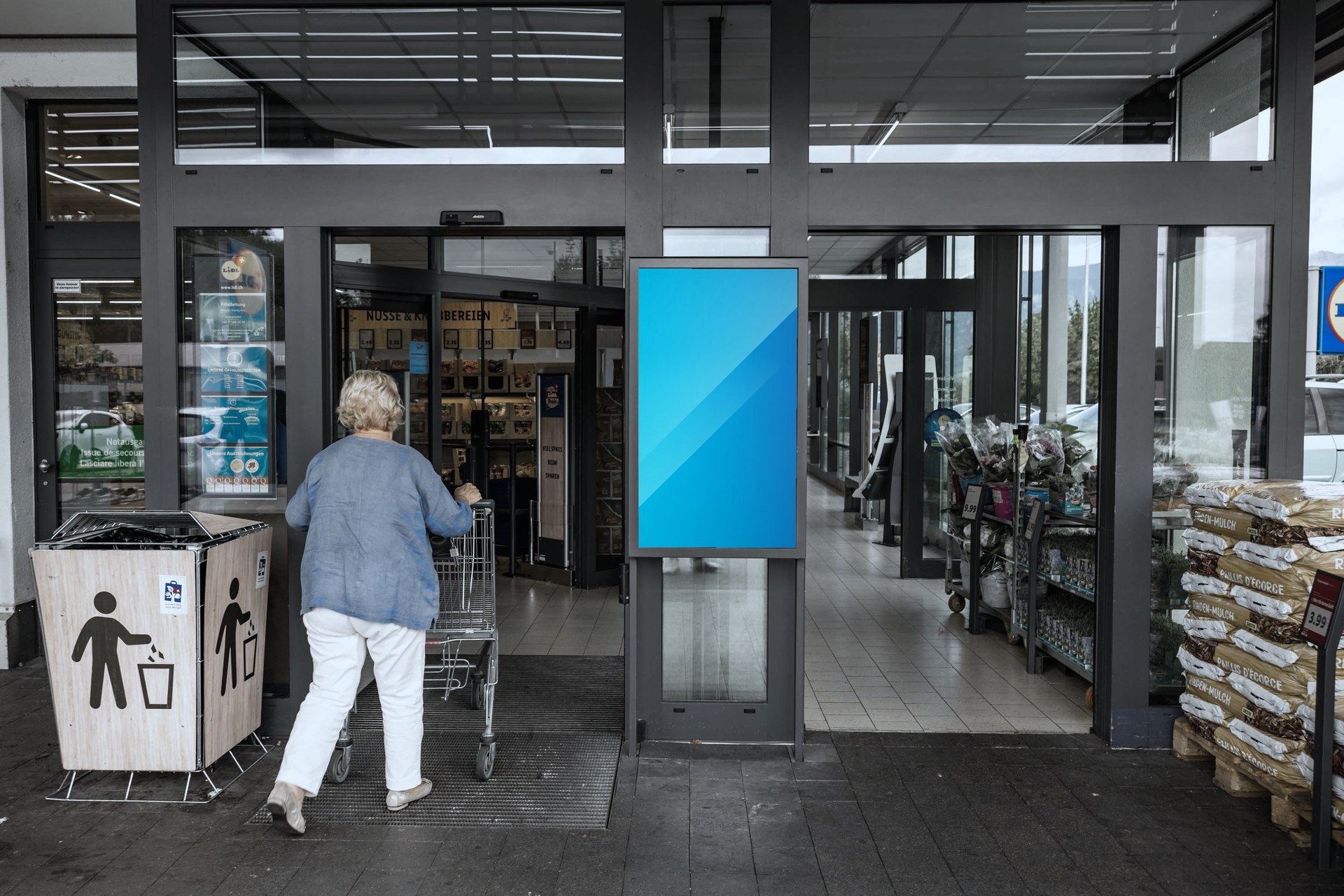 DOOH-Werbescreens in der Lidl-Filiale Biberist (Schweiz)