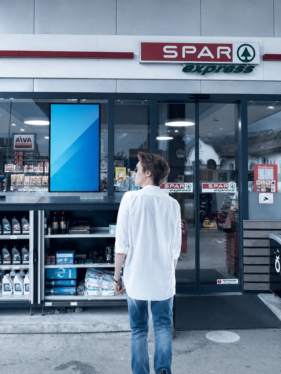 DOOH-Screen im Eingang einer AVIA-Tankstelle