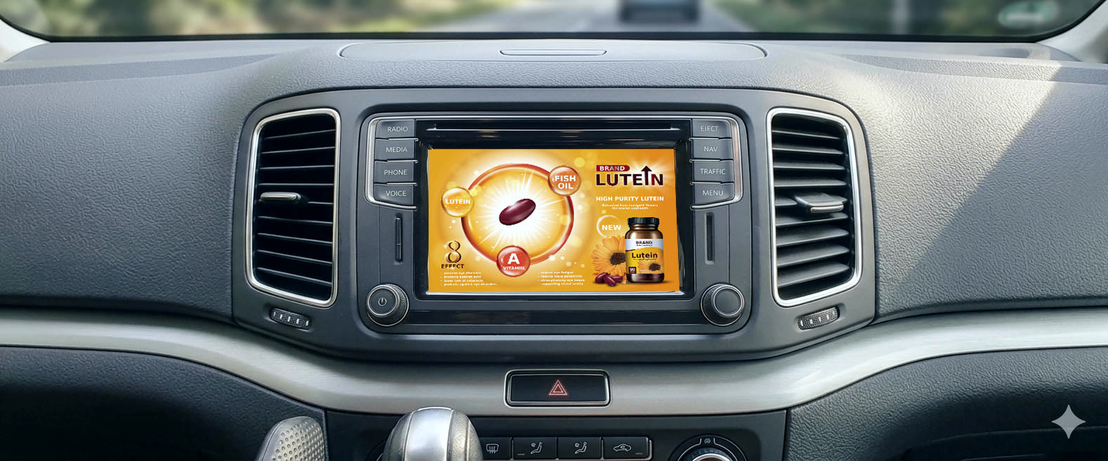 DAB+ In-Car Werbung auf dem Radiodisplay im Fahrzeug-Cockpit — Excom Media